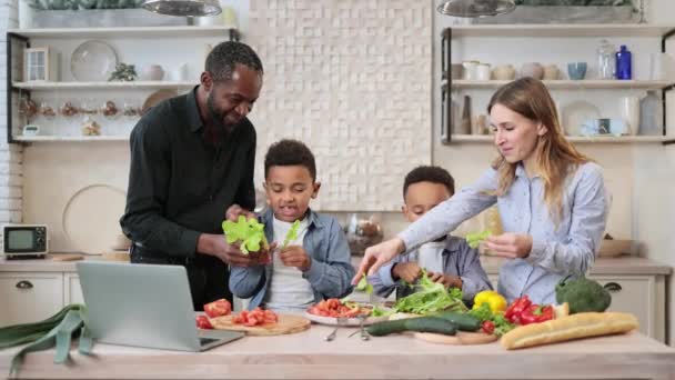 Nette Jungs Helfen Ihren Jungen Eltern Frisch Gewaschene Saubere Salatblätter — Stockvideo