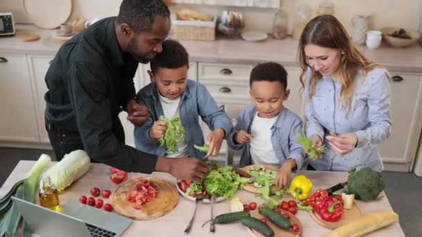 Multinationale Familie Kocht Gesunden Salat Leichter Küche Wochenende Nette Jungen — Stockvideo
