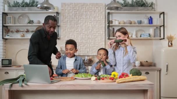 Lustige Junge Multiethnische Familie Bereitet Salat Aus Frischem Gemüse Schöner — Stockvideo