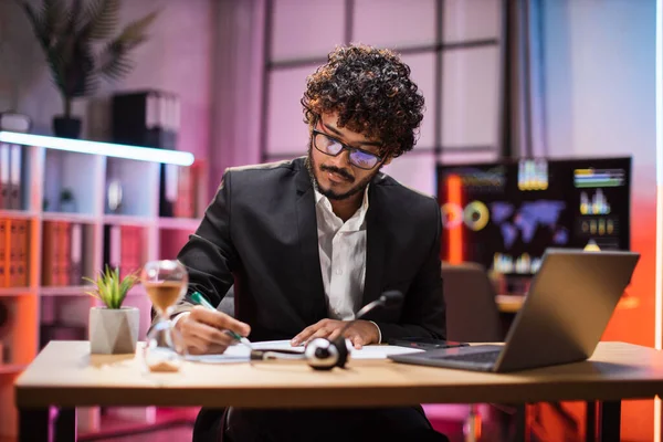 Attractive Confident Bearded Businessman Office Manager Wearing Suit Using Laptop —  Fotos de Stock