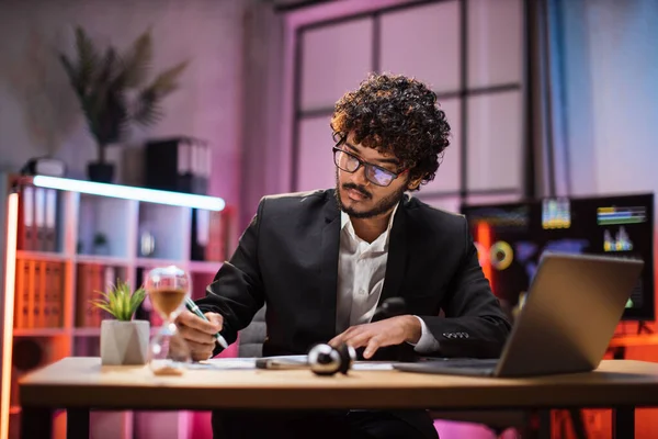 Attractive Confident Bearded Businessman Office Manager Wearing Suit Using Laptop —  Fotos de Stock