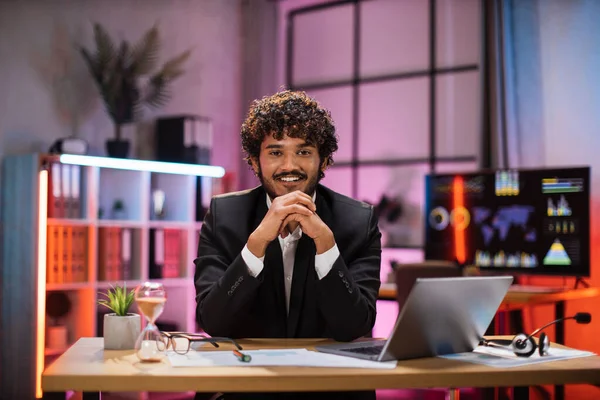 Smiling Bearded Man Formal Suit Sitting Desk Modern Laptop Looking —  Fotos de Stock