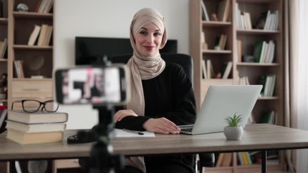 Beautiful Muslim Woman Hijab Talking While Looking Recording Video Modern — Vídeo de Stock