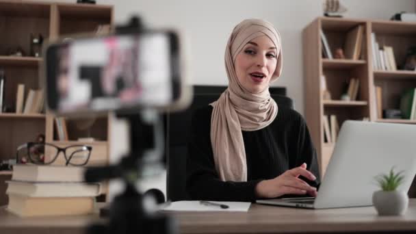 Confident Muslim Female Headscarf Sitting Desk Working Laptop Recording Video — Vídeo de Stock