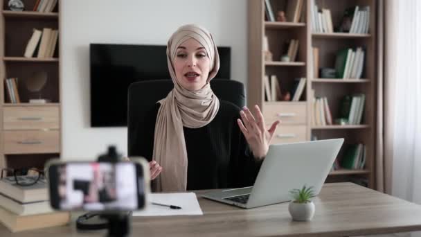 Happy Arab Woman Beige Hijab Sitting Desk Books Notes Laptop — Stockvideo