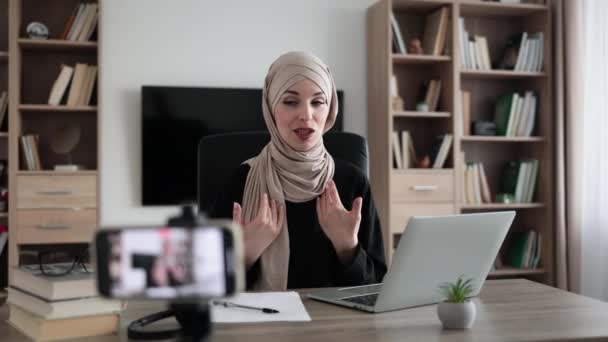 Happy Arab Woman Sitting Desk Books Notes Laptop Talking Followers — Αρχείο Βίντεο