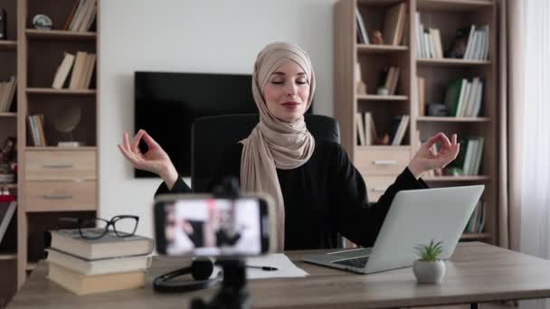 Muslim Woman Freelancer Sitting Table Closed Eyes Recording Blog How — Stockvideo