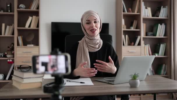 Muslim Woman Freelancer Sitting Table Closed Eyes Recording Blog How — Vídeo de Stock
