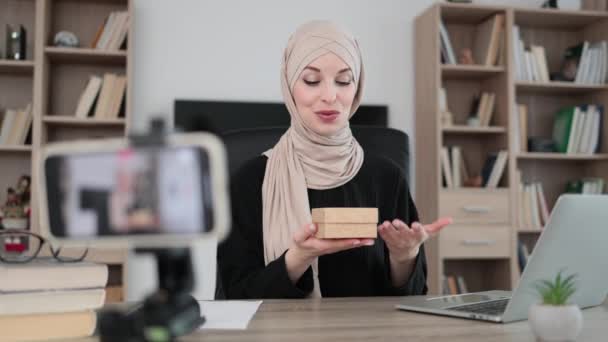 Pretty Muslim Woman Casual Wear Hijab Recording Video Camera While — Vídeo de Stock