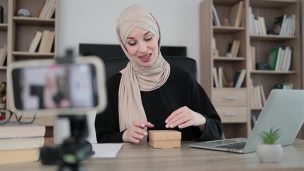 Muslim Woman Doing Live Stream While Unpacking Box New Smart — Vídeo de Stock
