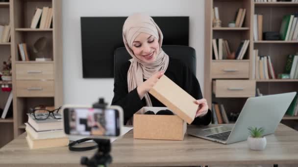 Arab Woman Recording Video Phone Camera While Unpacking Box New — Vídeo de Stock