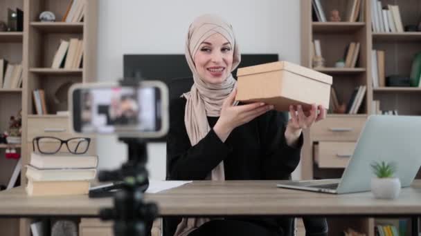 Happy Muslim Female Blogger Unpacking Gift Boxes Presents Companies Doing — Vídeo de Stock