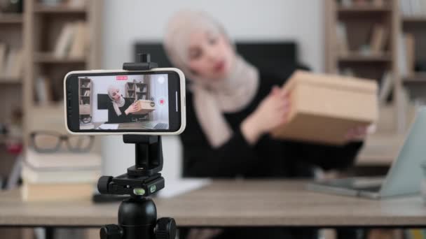 Focus Smart Phone Screen Pleasant Arab Woman Filming Video Modern — Vídeo de Stock