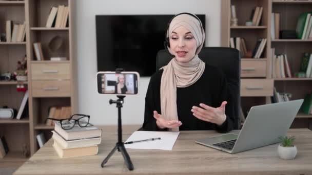 Confident Muslim Female Headscarf Headset Sitting Desk Working Laptop Recording — Stok video