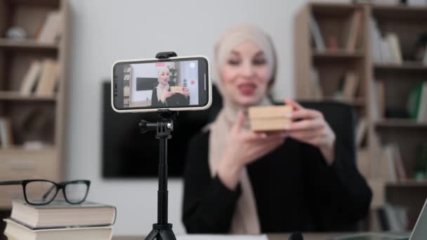 Focus Phone Happy Muslim Female Blogger Unpacking Gift Boxes Presents — Vídeo de Stock