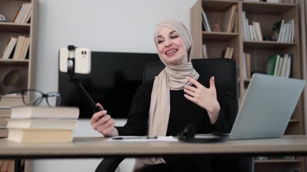 Приваблива Молода Мусульманка Хіджабі Гарнітурі Бере Селфі Свій Смартфон Використовуючи — стокове відео