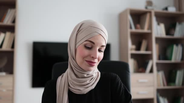 Усміхнена Впевнена Мусульманка Офісному Одязі Хіджаб Сидить Офісному Стільці Працівник — стокове відео