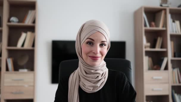 Усміхнена Впевнена Мусульманка Офісному Одязі Хіджаб Сидить Офісному Стільці Показуючи — стокове відео