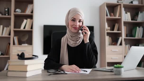 Muslim Business Woman Having Mobile Conversation While Sitting Table Working — Αρχείο Βίντεο