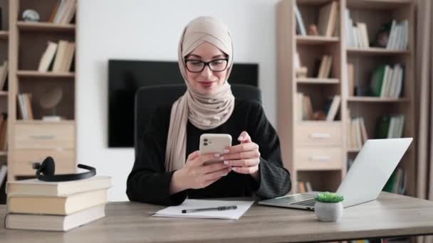 Beautiful Young Concentrated Hardworking Muslim Businesswoman Specialist Manager Hijab Typing — ストック動画
