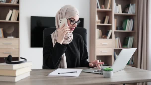 Working Process Office Young Serious Muslim Girl Having Phone Call — Stockvideo