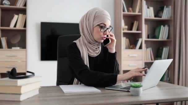 Working Process Office Young Serious Muslim Girl Having Phone Call — Vídeos de Stock