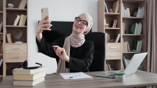 Portrait Smiling Muslim Businesswoman Having Mobile Video Conversation While Sitting — Stok video