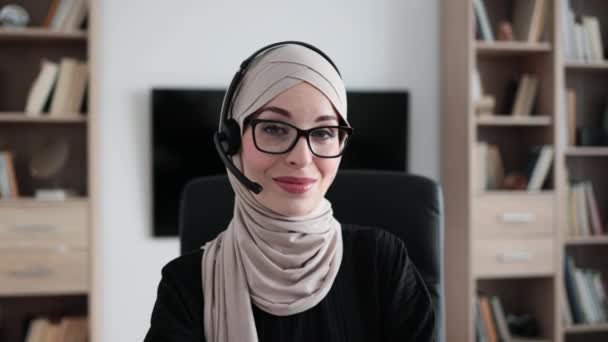Усміхнена Позитивна Впевнена Жінка Хіджабі Гарнітурі Сидить Офісним Столом Працівник — стокове відео
