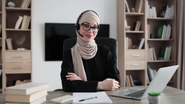 Confident Muslim Woman Specialist Economist Broker Financial Expert Formal Wear — Stockvideo