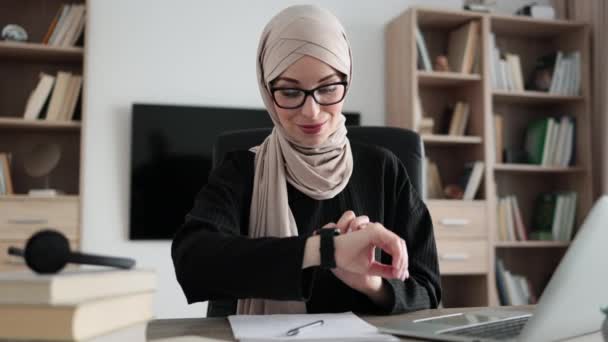 Young Smiling Happy Successful Employee Muslim Business Woman Hijab Looking — 图库视频影像