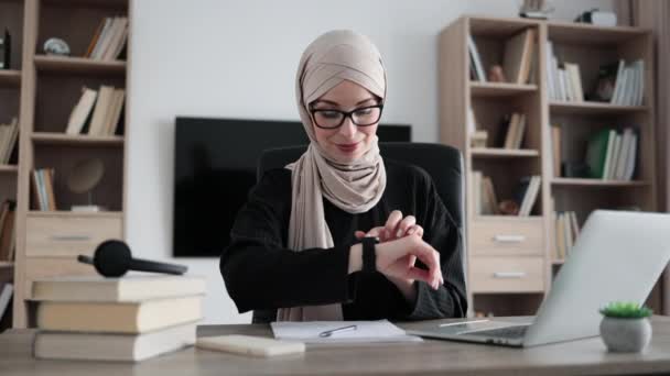Young Smiling Happy Successful Employee Muslim Business Woman Hijab Looking — Αρχείο Βίντεο
