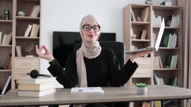 Muslim Woman Freelancer Eyeglasses Sitting Table Relieving Stress Meditation Workplace — стоковое видео