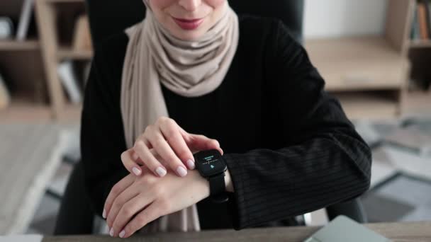 Shot Close View Muslim Female Putting Her Finger Hand Smartwatch — Stockvideo