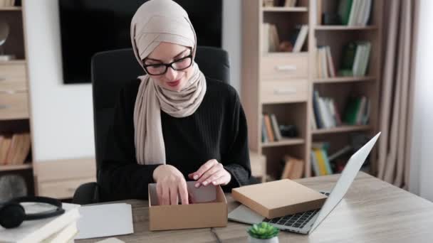 Arabian Female Blogger Sharing Her Feedback Modern Gadget Her Subscribers — Vídeo de Stock
