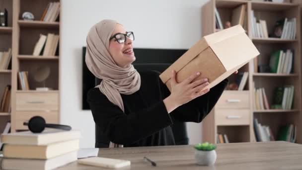 Excited Muslim Woman Sitting Desk Opening Parcel Box Female Buyer — Wideo stockowe