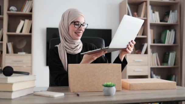 Muslim Woman Doing Live Stream While Unpacking Box New Laptop — Stock Video