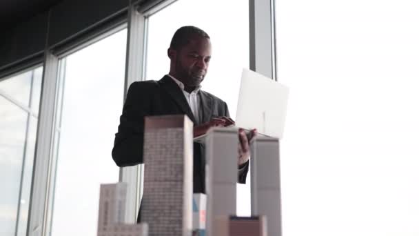 Lächelnd Afrikanischer Amerikanischer Geschäftsmann Immobilienmakler Schwarzen Eleganten Formalen Anzug Mit — Stockvideo