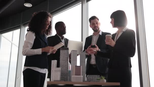 具有全景城市视野的多种族商务人士在会议室里与3D摩天大楼的礼仪站在一起 团队精神概念 — 图库视频影像