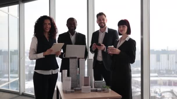 Команда Четырех Многонациональных Бизнесменов Встречающихся Зале Заседаний Офисе Панорамными Окнами — стоковое видео