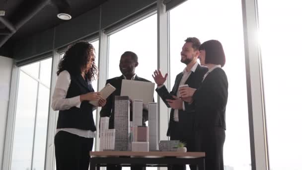 在办公室会议上展示了一群成功的 成功的多族裔公司同事的形象 他们与3D型城市模式并驾齐驱 并将其中的5人列为成功合作的标志 — 图库视频影像