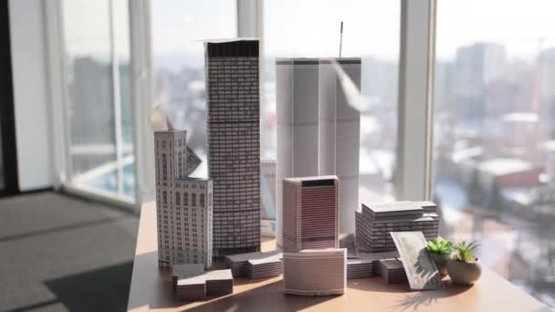 Tisch Mit Papierdollar Hundert Scheine Fallen Auf Architektonischen Maßstab Pappmodell — Stockvideo