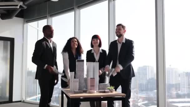Щасливі Висококваліфіковані Люди Багатонаціонального Бізнесу Кидають Доларові Банкноти Біля Столу — стокове відео