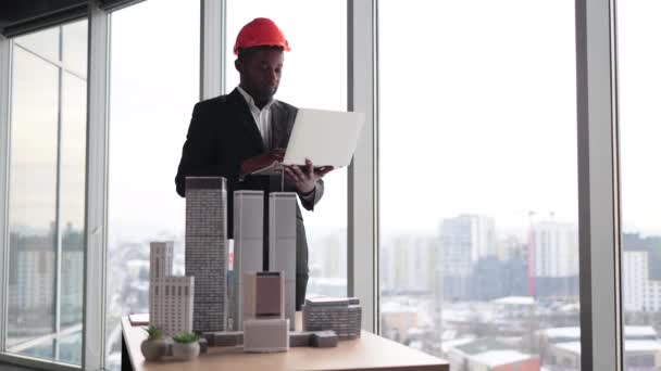 Handsome Chief Architect African Man Business Suit Protective Helmet Laptop — 图库视频影像