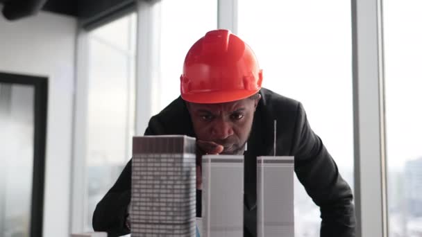 Close Portrait Smiling African American Engineer Businessman Construction Hard Hat — Stockvideo