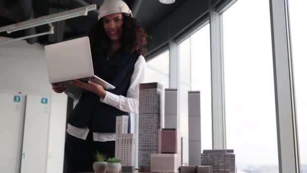Молода Жінка Архітектор Використовує Ноутбук Оглядаючи Модель Хмарочоса Архітектурному Сучасному — стокове відео
