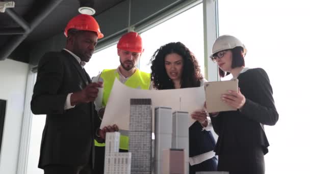 Gelukkige Multiraciale Architecten Ingenieurs Ontwerpers Buurt Van Wolkenkrabbers Gebouwen Maquette — Stockvideo