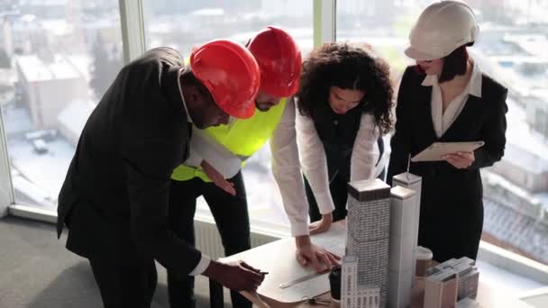 Кваліфіковані Архітектори Інженери Дизайнери Проводять Ділові Зустрічі Офісі Перед Міською — стокове відео
