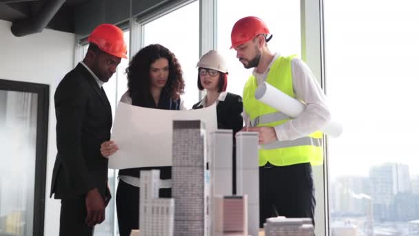 Focus City Model Multicultural Workers Reading Blueprint Architects Designers Engineers — Stok video