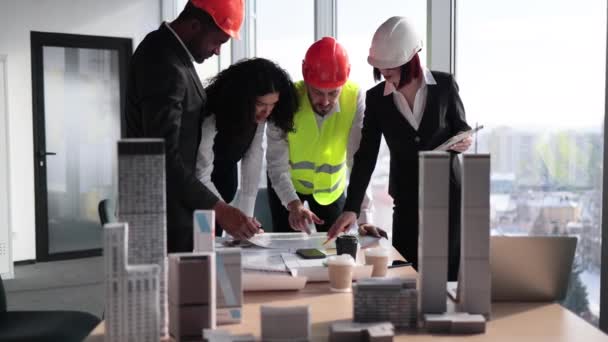 Group Four Multiracial People Architects Standing Desk Lots Blueprints Architecture — Vídeo de Stock