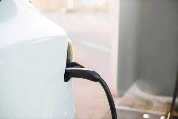 Білий Електричний Автомобіль Класу Люкс Шнуром Підключений Зарядки Порту Відкритому — стокове фото